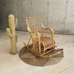 Sillón de mimbre de jardín o terraza.