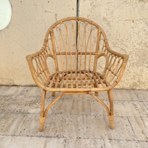 conjunto de muebles para la terraza de mimbre compuesto por una mesas y tres sillones.