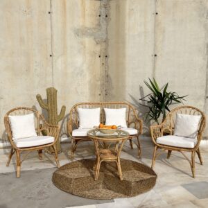 conjunto de muebles para la terraza de mimbre compuesto por una mesas y tres sillones.