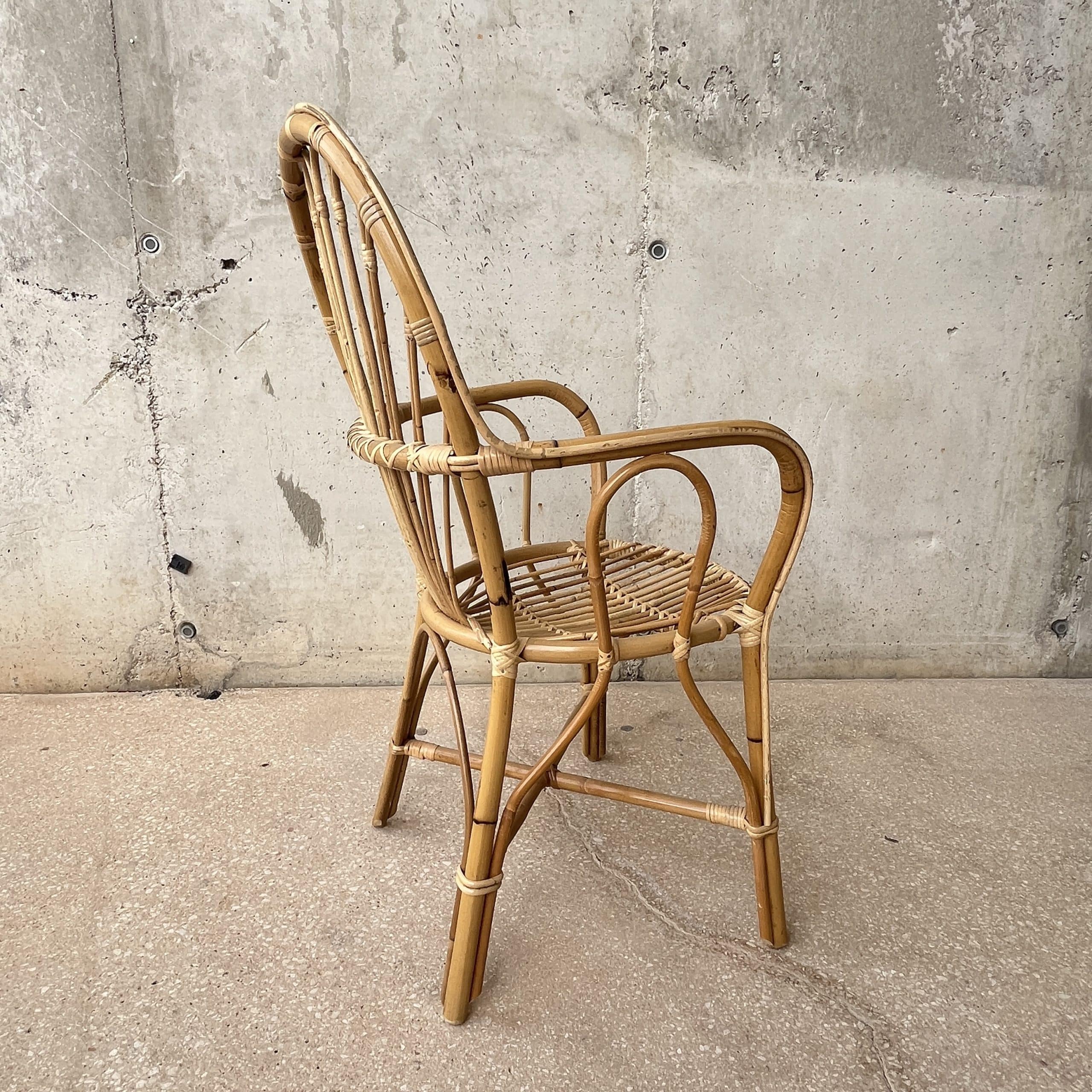 Conjunto de mesa y sillas para terraza de mimbre.