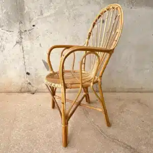 silla de mimbre y bambú de jardín o terraza.
