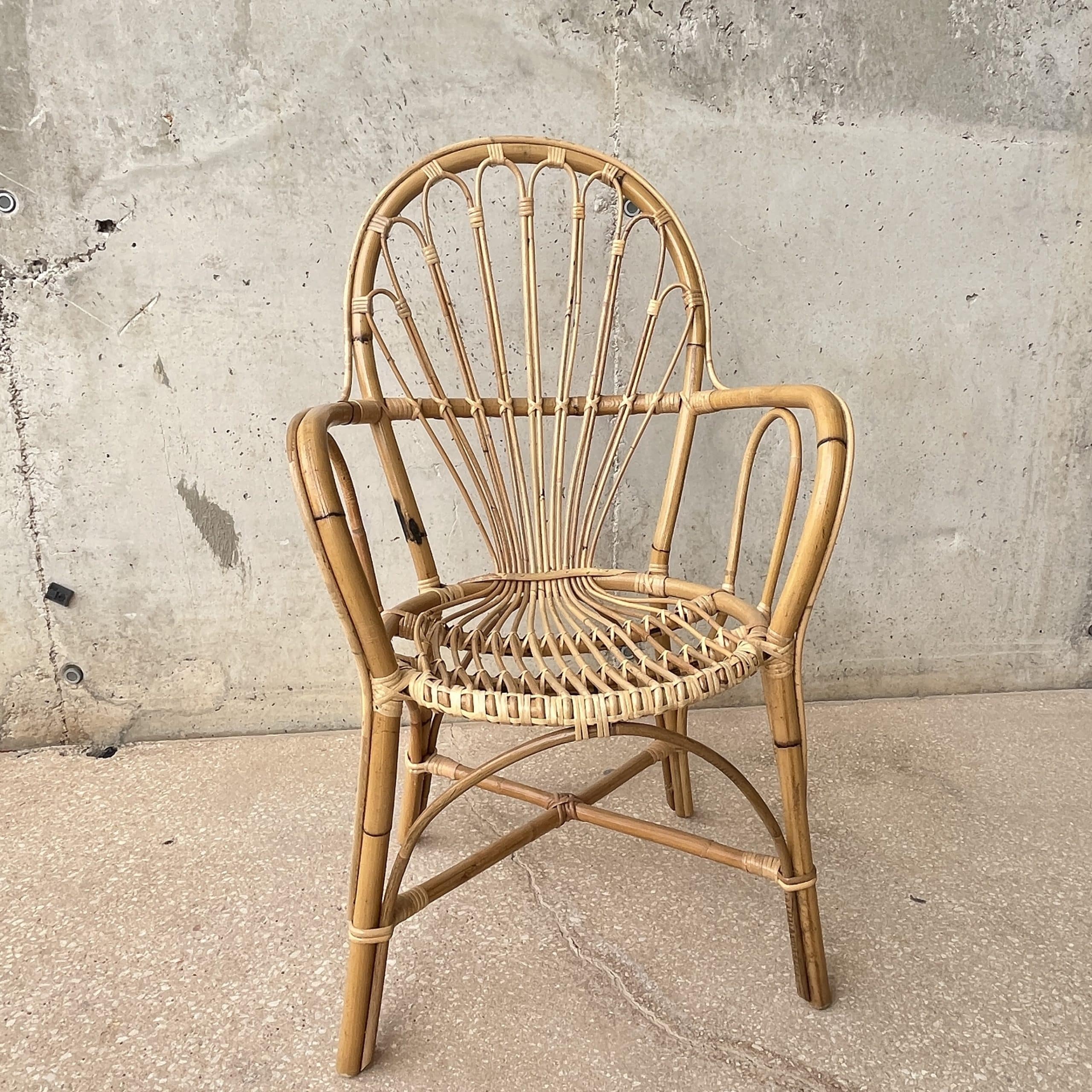 Conjunto de mesa y sillas para terraza de mimbre.