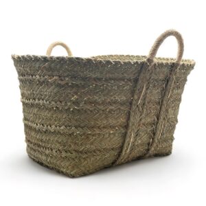 Cesta leñero rectangular de esparto para interior.