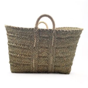 Cesta leñero rectangular de esparto para interior.