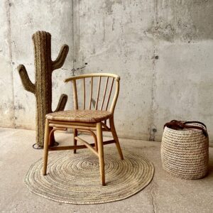 Silla de mimbre y bambú elegante,