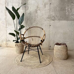 Silla de mimbre y bambú elegante.