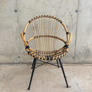 Silla de mimbre y bambú elegante.