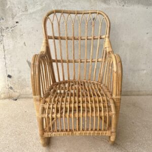 Sillón de mimbre de jardín