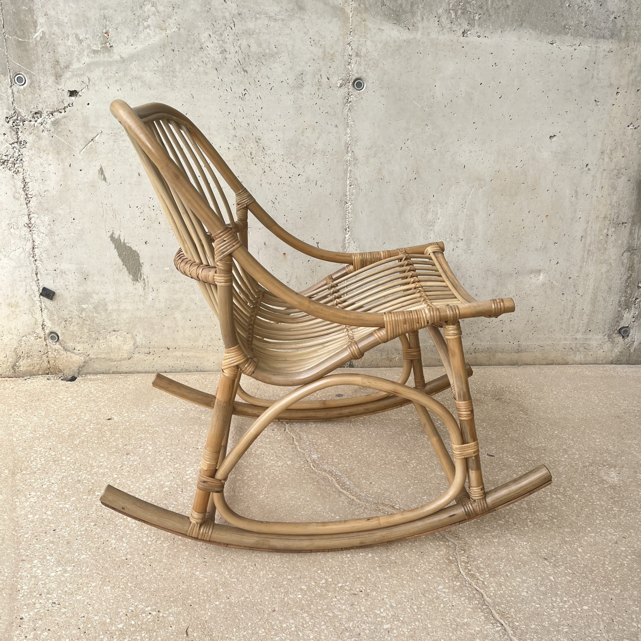 Sillón mecedora de mimbre de jardín o terraza