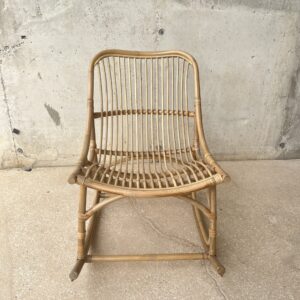 Sillón mecedora de mimbre de jardín o terraza