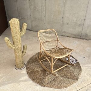 Sillón mecedora de mimbre de jardín o terraza