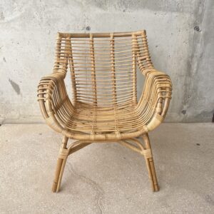 Sillón de mimbre y bambú de jardín o terraza