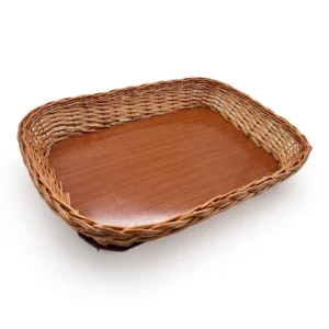 Organiza tus espacios con nuestra bandeja de mimbre artesanal.