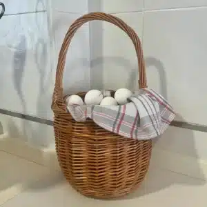 cesta de mimbre para huevos